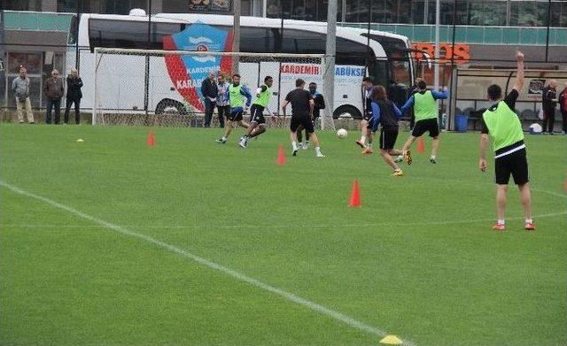 Taraftarlardan, Karabüksporlu Futbolculara Tepki