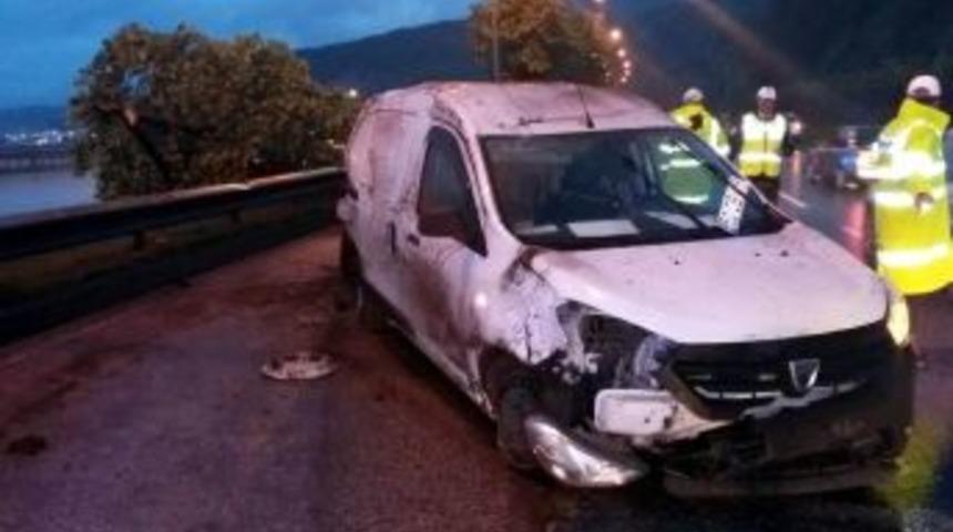 Kapalı Kasa Kamyonet Takla Attı: 1 Yaralı