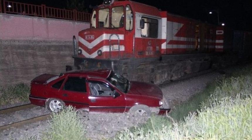 Tren &Ccedil;arptığı Otomobili S&uuml;r&uuml;kledi: 1 Yaralı