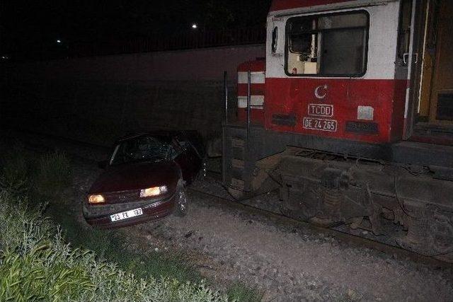 Tren Çarptığı Otomobili Sürükledi: 1 Yaralı