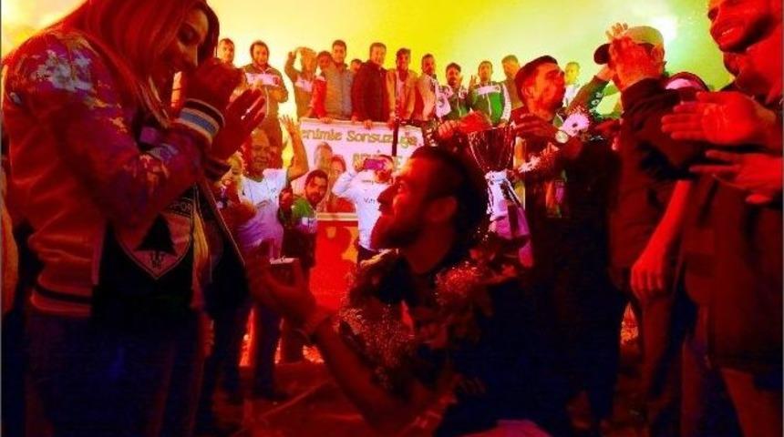 Şampiyonluk Kutlamasında S&uuml;rpriz Evlilik Teklifi