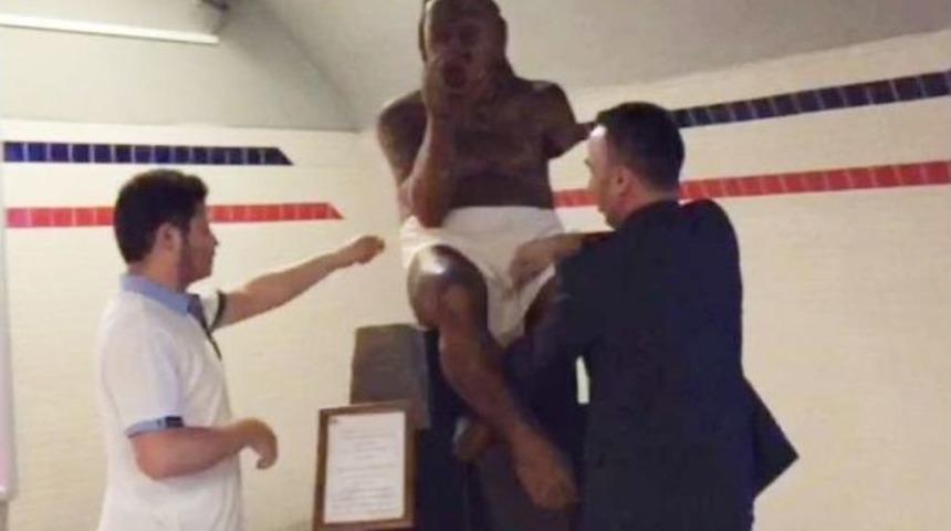 İzmir&rsquo;i Karıştıran O Heykelin M&uuml;stehcen Yerine Bez Bağladılar