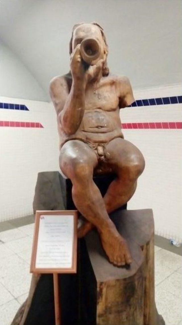 İzmir’i Karıştıran O Heykelin Müstehcen Yerine Bez Bağladılar 2