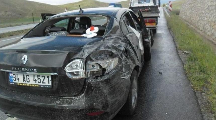 Otomobil Beton Bariyerlere &Ccedil;arptı: 5 Yaralı