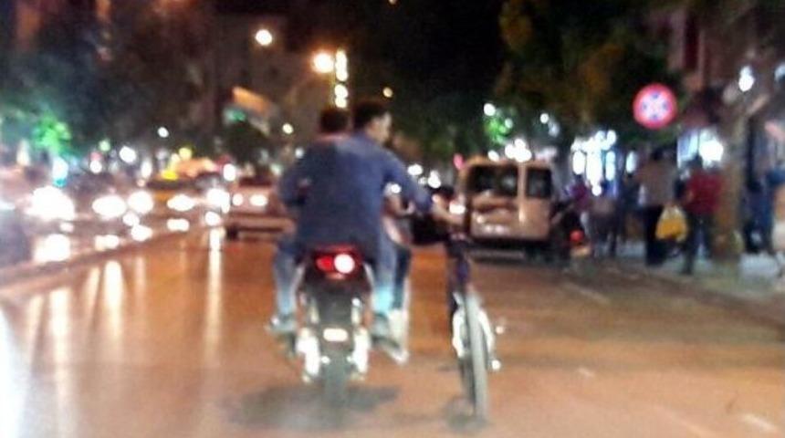 (&ouml;zel Haber) Motosiklet &Uuml;zerinde Bisikletle Tehlikeli Yolculuk