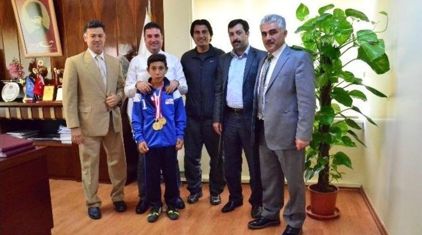 &Ouml;zel Sporcu Zafer &Ccedil;elik T&uuml;rkiye Birincisi Oldu