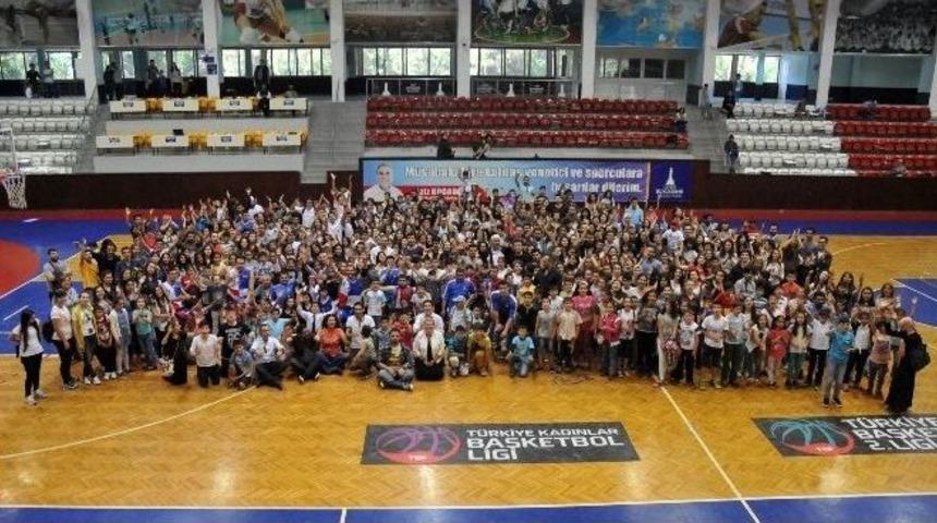 "gönüller" Sahaya İndi