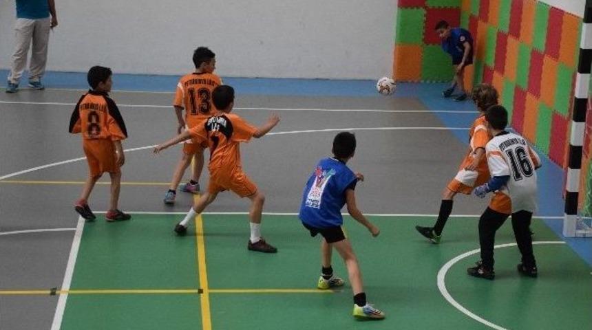 Futsal Turnuvasının Birincisi Petrokimya İlkokulu
