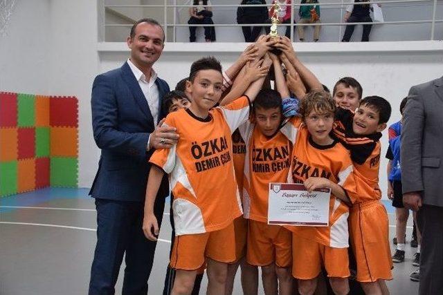 Futsal Turnuvasının Birincisi Petrokimya İlkokulu