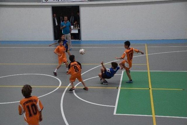 Futsal Turnuvasının Birincisi Petrokimya İlkokulu