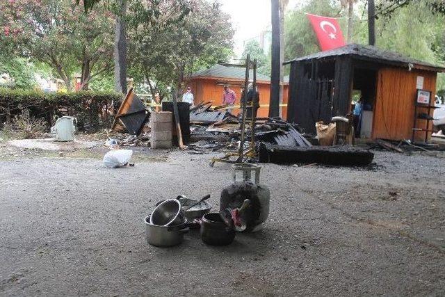 Parktaki B&uuml;fe Patlamada K&uuml;l Oldu 1