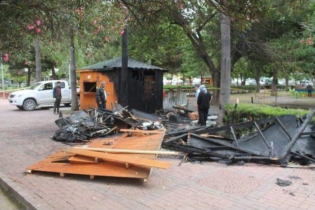 Parktaki B&uuml;fe Patlamada K&uuml;l Oldu 2