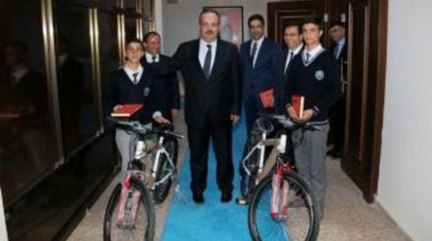 Vali Canbolat Başarılı &Ouml;ğrencileri &Ouml;d&uuml;llendirdi