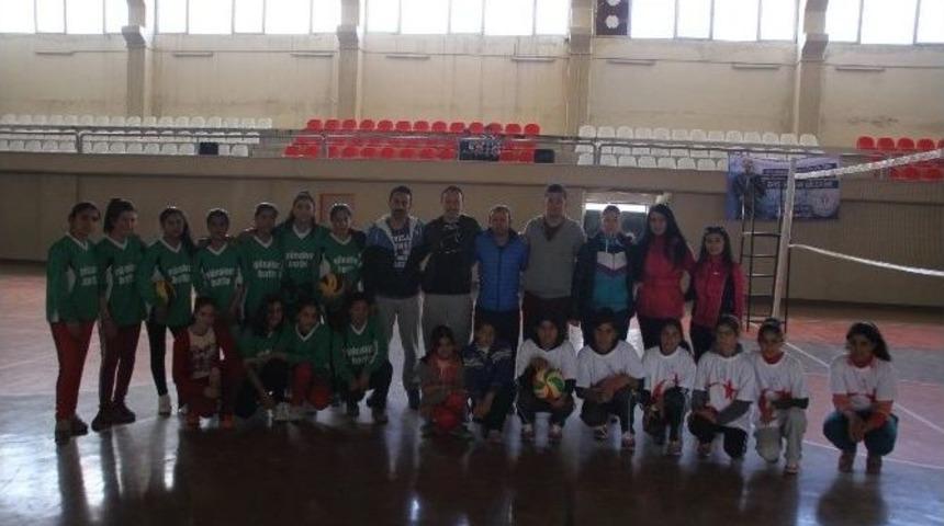 Diyadin&rsquo;de Ortaokullar Arası Voleybol Turnuvası