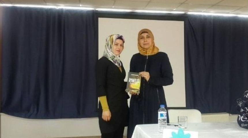 Yazar Asuman Sarıta&ccedil;, İmza G&uuml;n&uuml; D&uuml;zenledi