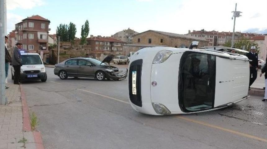 Otomobiller Kafa Kafaya &Ccedil;arpıştı: 2 Yaralı