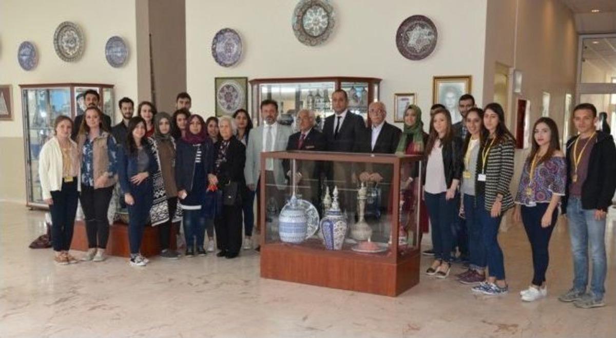 Kızının &Ccedil;ini Eserlerini Dumlupınar &Uuml;niversitesi&rsquo;ne Bağışladı