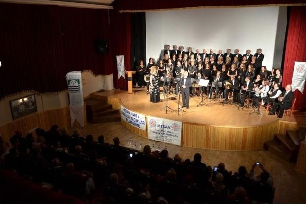 Fo&ccedil;a, Hıdırellezi Sanat M&uuml;ziğiyle Karşıladı