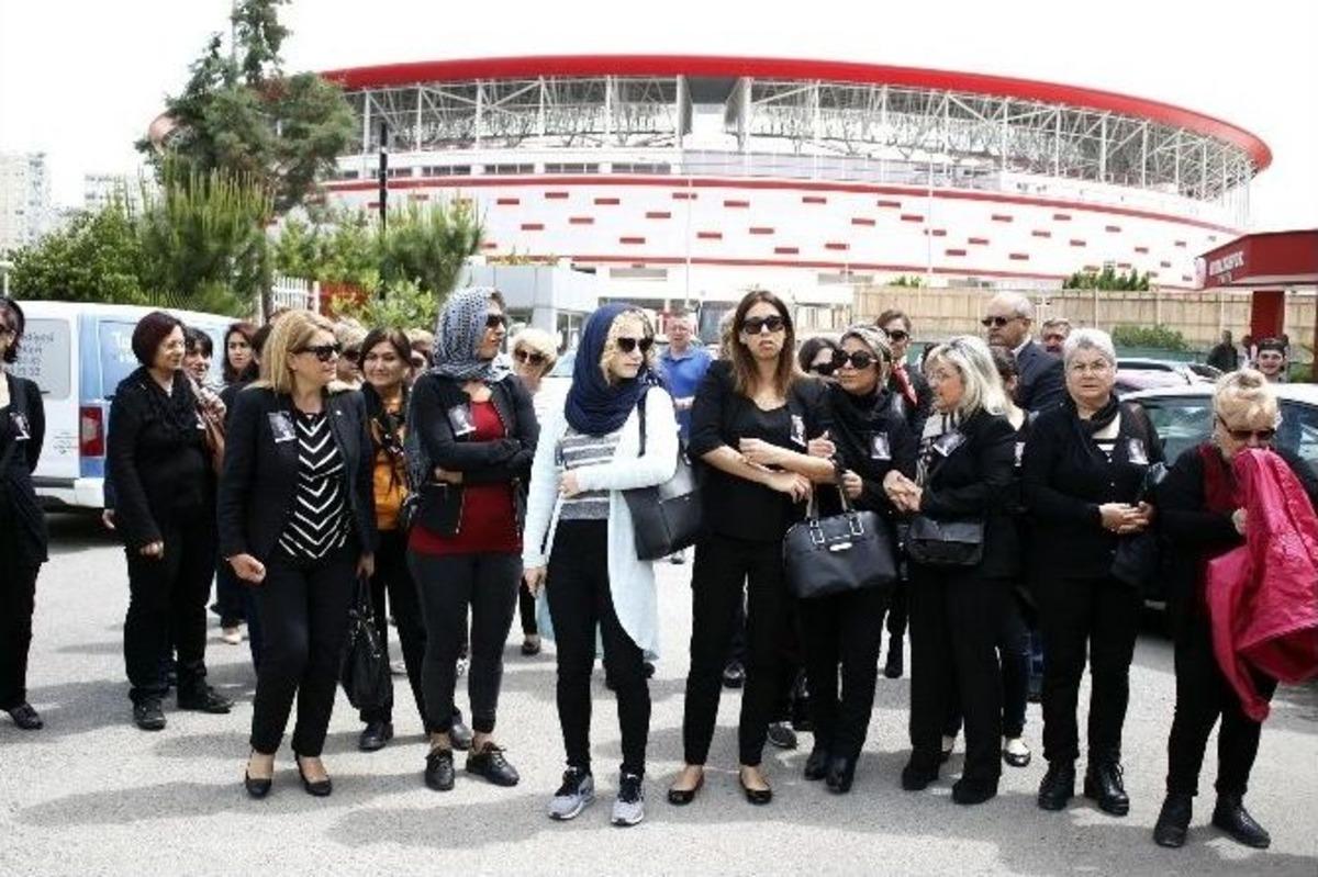 &lsquo;eski Dostlar&rsquo; Bestekarı &Ccedil;eki&rsquo;ye T&ouml;ren
