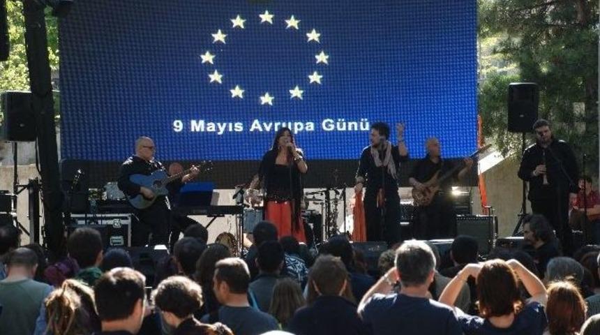 Ab &rsquo;9 Mayıs Avrupa G&uuml;n&uuml;&rsquo;n&uuml;&rsquo; Anneler G&uuml;n&uuml; İle Birleştirdi