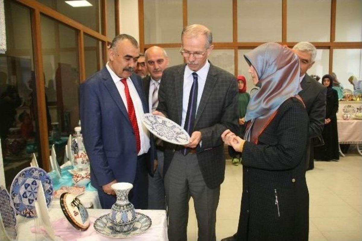 Yozgat&rsquo;ta &Ouml;ğrenciler Ve Halk Eğitim Merkezi Kursiyerleri Yıl Sonu Sergisini A&ccedil;tı