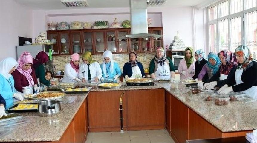 Asker Ve Polise &ldquo;anne Eli Değmiş&rdquo; Yemek