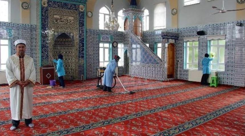Belediyenin Cami Temizliği Projesi Takdirle Karşılanıyor