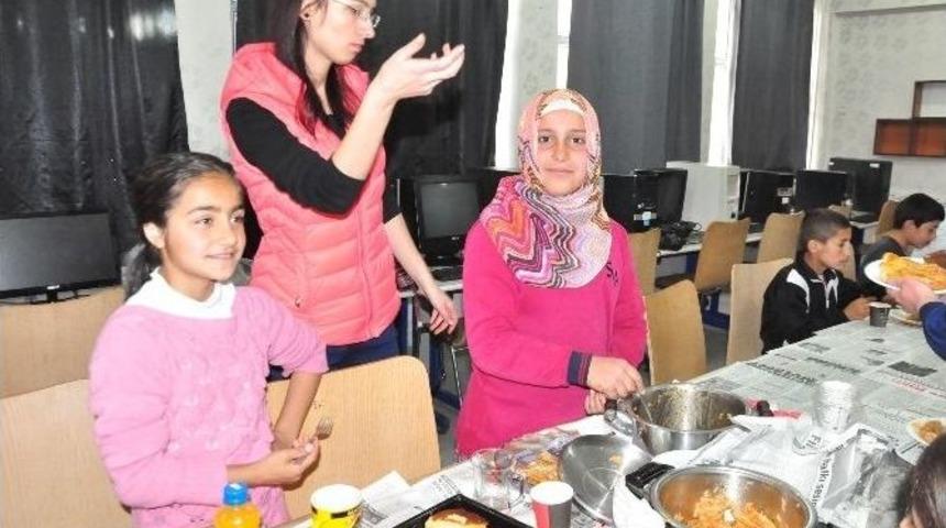 Annelerinin Yaptıkları Yemekleri Arkadaşları İle Paylaştılar