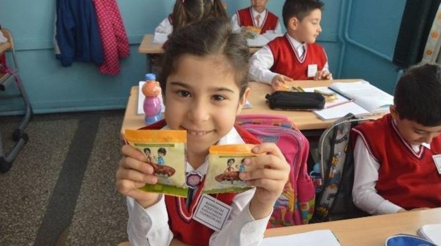 Vali Kam&ccedil;ı&rsquo;dan Minik &Ouml;ğrencilere Kuru &Uuml;z&uuml;m