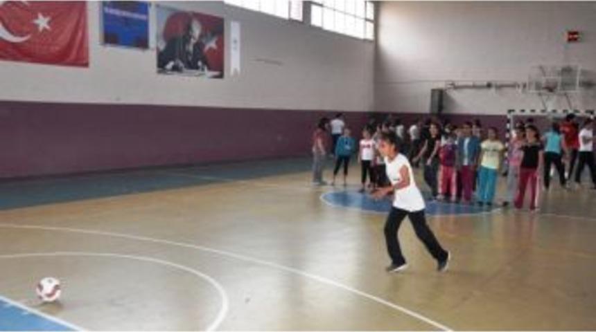 Penaltı Yarışmasında Dereceye Giren Öğrencilere Madalya