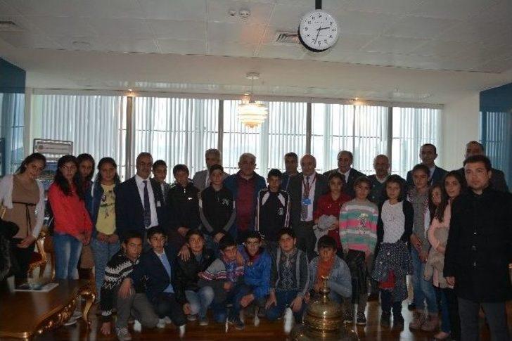 Karslı Öğrenciler İlkkez Havaalanı Gezdi, Uçakların İçerisini Gördü G1