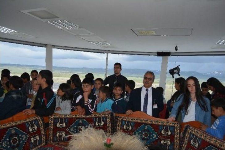 Karslı Öğrenciler İlkkez Havaalanı Gezdi, Uçakların İçerisini Gördü G3