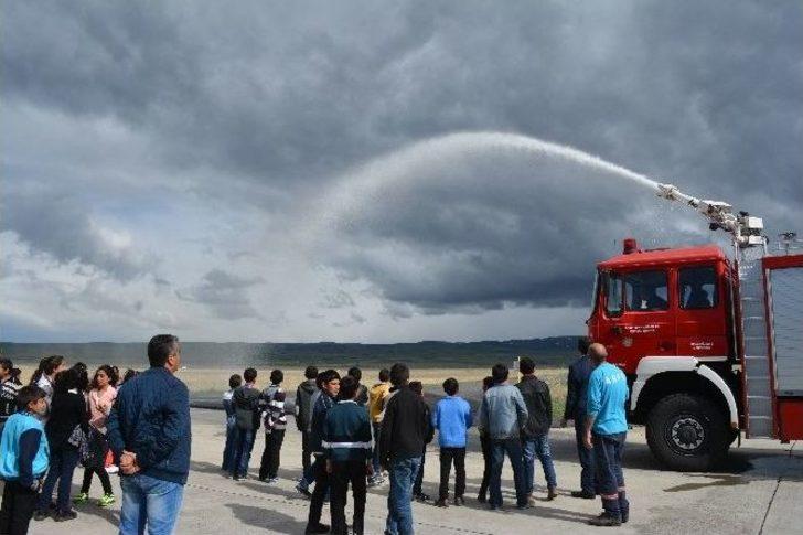 Karslı Öğrenciler İlkkez Havaalanı Gezdi, Uçakların İçerisini Gördü G5
