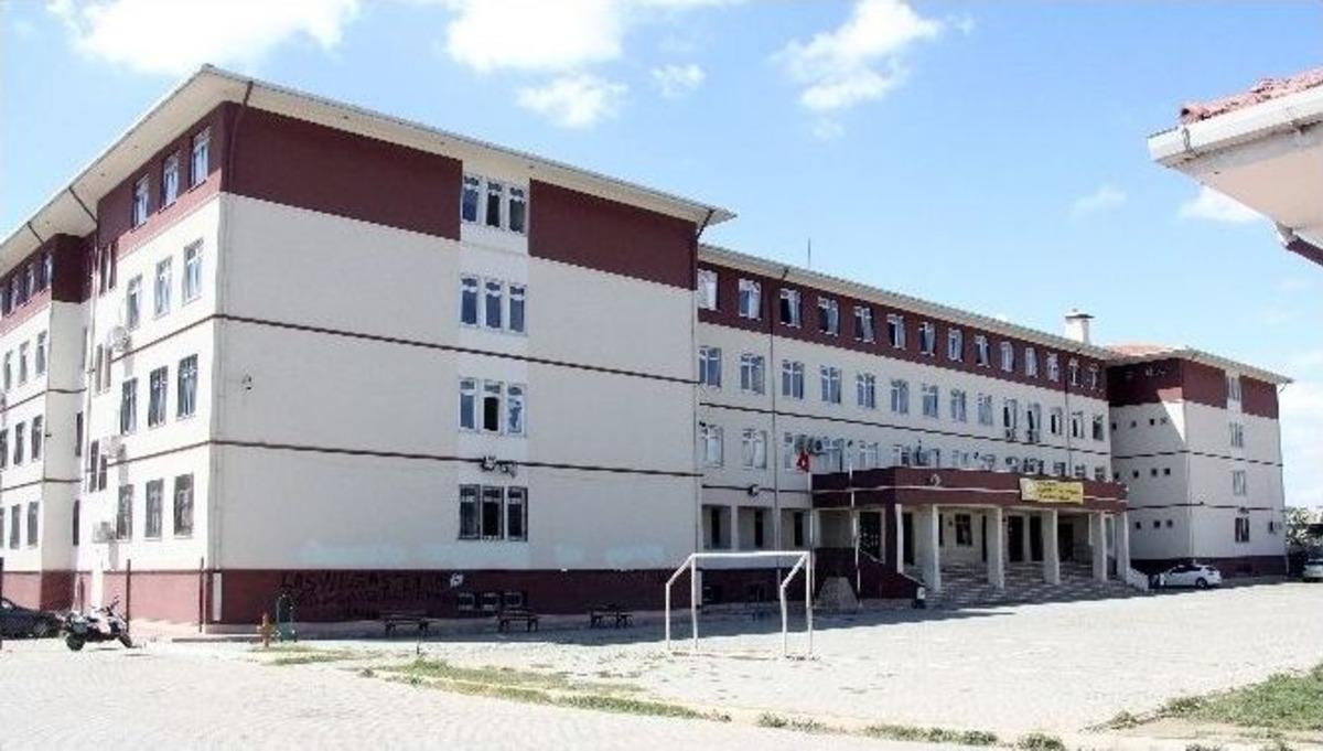 Kendisini Okula Almayan G&uuml;venlik&ccedil;iyi Vurdu