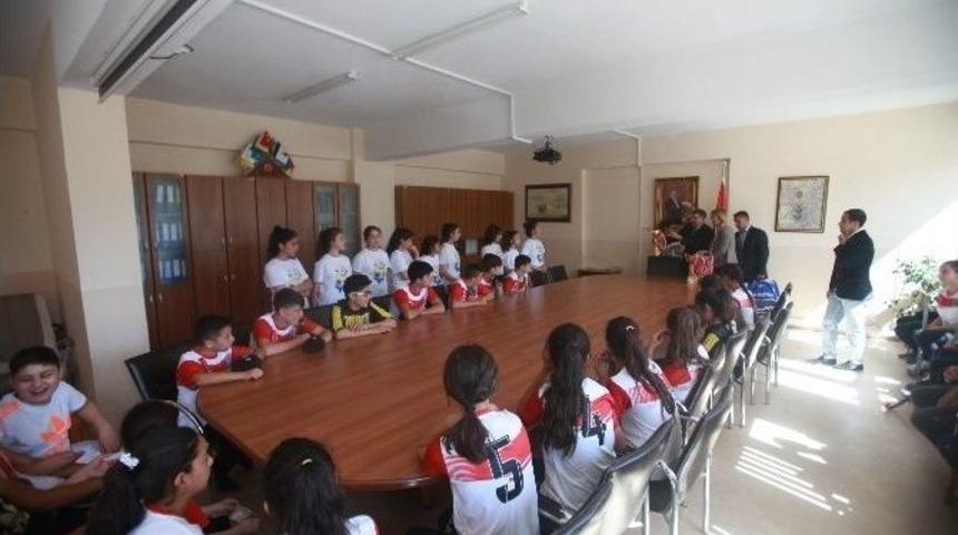 Akşemsettin Ortaokulu&rsquo;nun Başarılı Sporcuları &Ouml;d&uuml;llendirildi