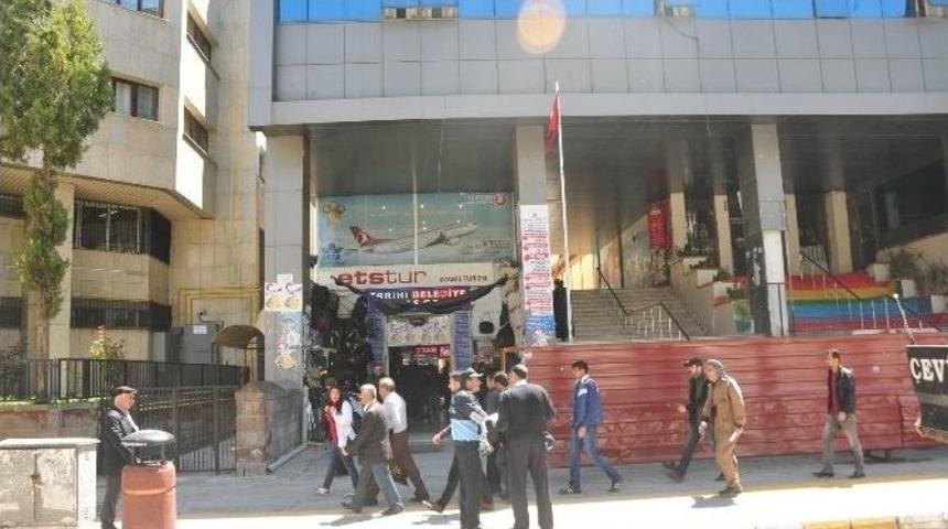 Belediye Pasajındaki Ruhsatsız D&uuml;kkanlar M&uuml;h&uuml;rlendi