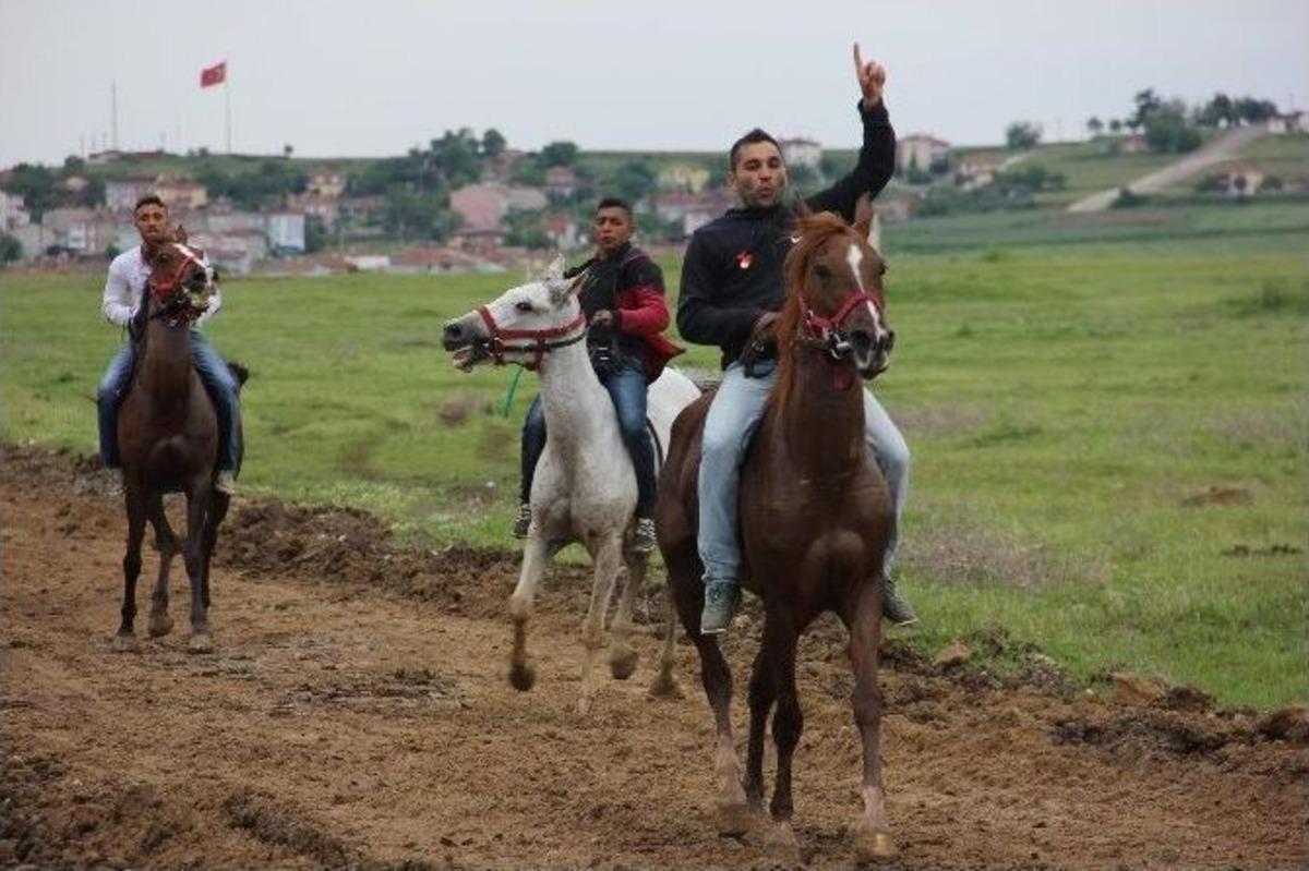 Baharı Karşılamak İ&ccedil;in At S&uuml;rd&uuml;, Altını Kaptı