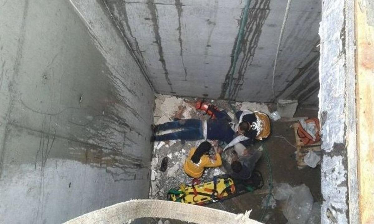 Su Deposuna D&uuml;şen İş&ccedil;iyi İtfaiye Kurtardı