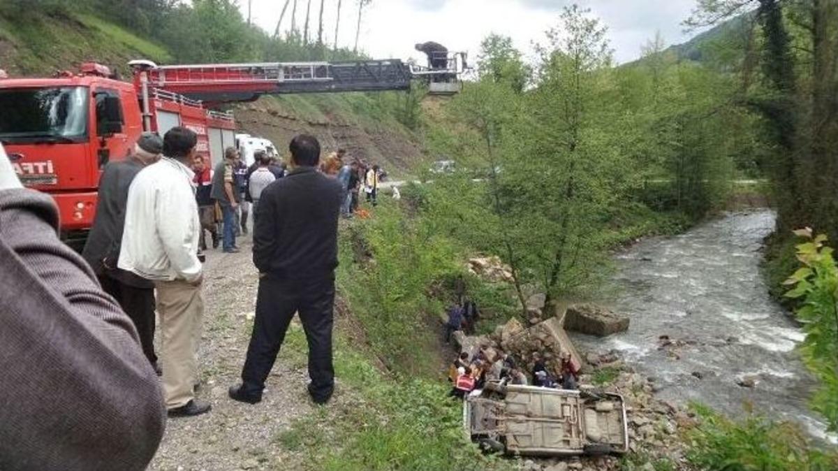 Otomobil U&ccedil;uruma Yuvarlandı: 1 Yaralı