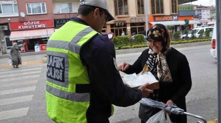 Ceza Yerine Lokum Dağıttılar