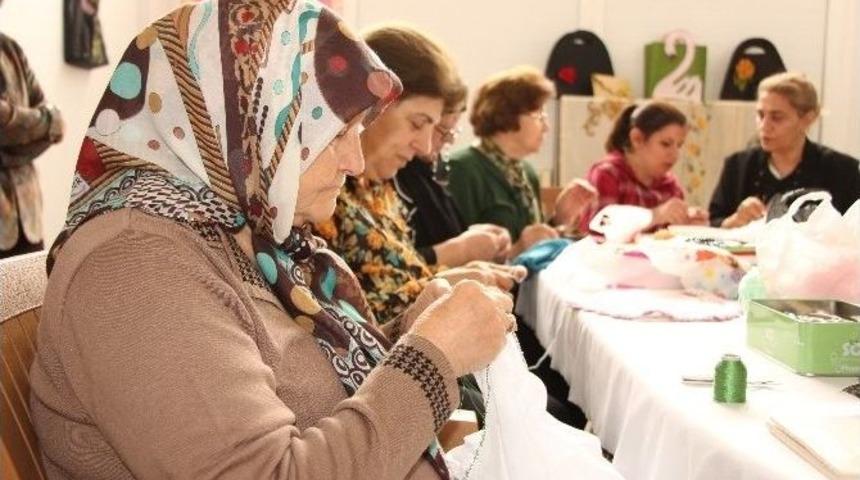 Yaşlı Teyzeler Elişi İle Terapi Oluyor