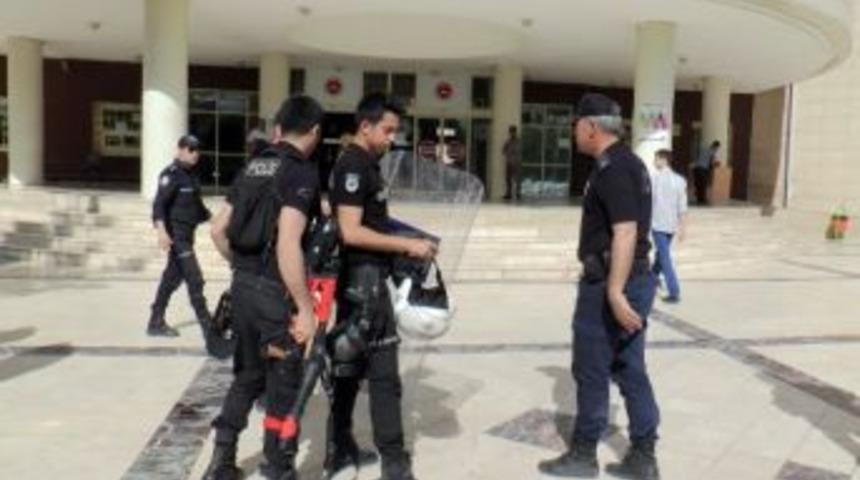 Adliyedeki Kavgaya Polis M&uuml;dahale Etti