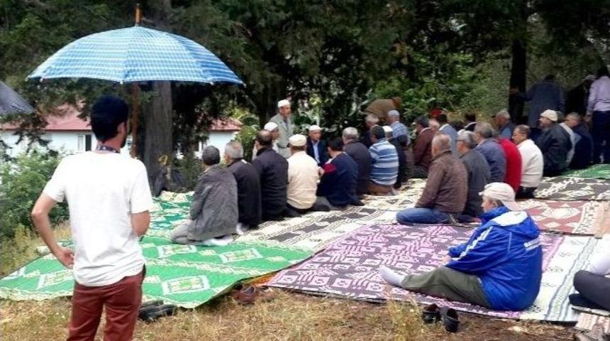 Şemsiyeli Yağmur Duası