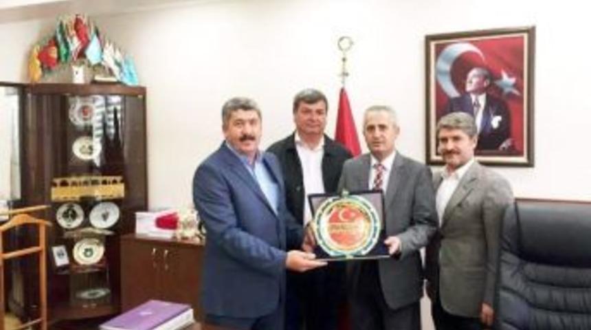 Besni G&uuml;venlik G&uuml;&ccedil;lerine Yardım Derneğinden Memet Akdeniz&rsquo;e Plaket