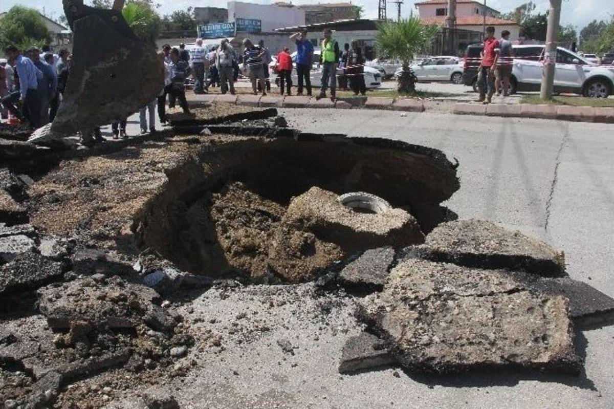 Cadde Ortasında Dev &Ccedil;ukur Oluştu