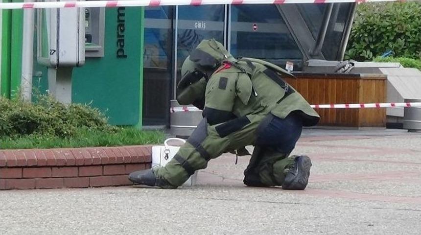 Polisi Alarma Ge&ccedil;iren Ş&uuml;pheli &Ccedil;antadan 4 Kadın Kimliği &Ccedil;ıktı