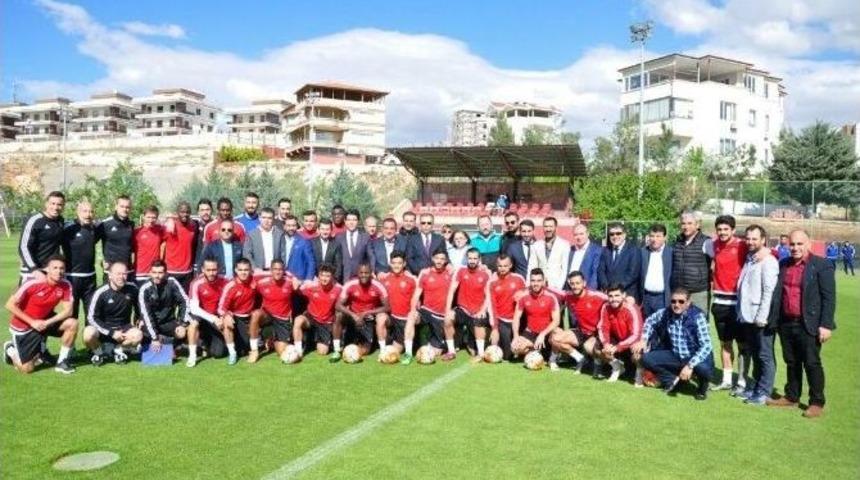 Vali Ali Yerlikaya Ve Başkan Fatma Şahin, Gaziantepspor Kul&uuml;b&uuml;&rsquo;n&uuml; Ziyaret Etti