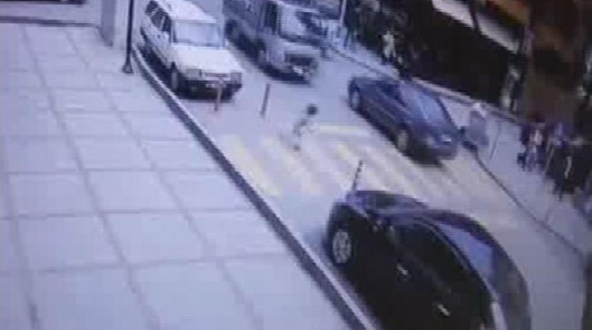 Yolun Karışsına Ge&ccedil;en &Ccedil;ocuğu Kamyon &Ccedil;arptı