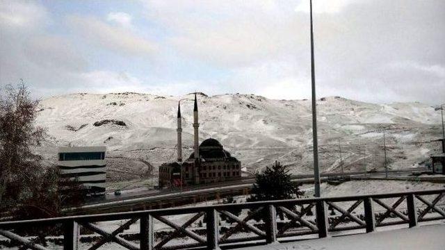 Erciyes Beyaza Büründü