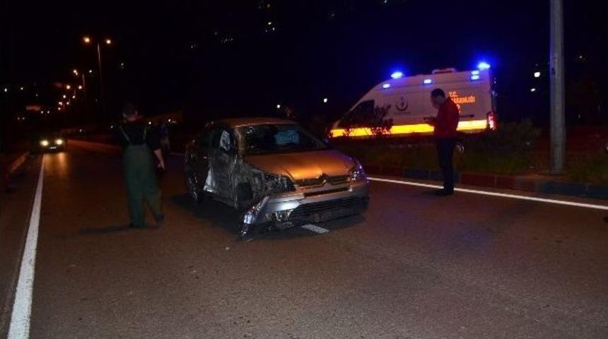 Kontrol&uuml; Kaybedince Aydınlatma Direğini Devirdi: 2 Yaralı